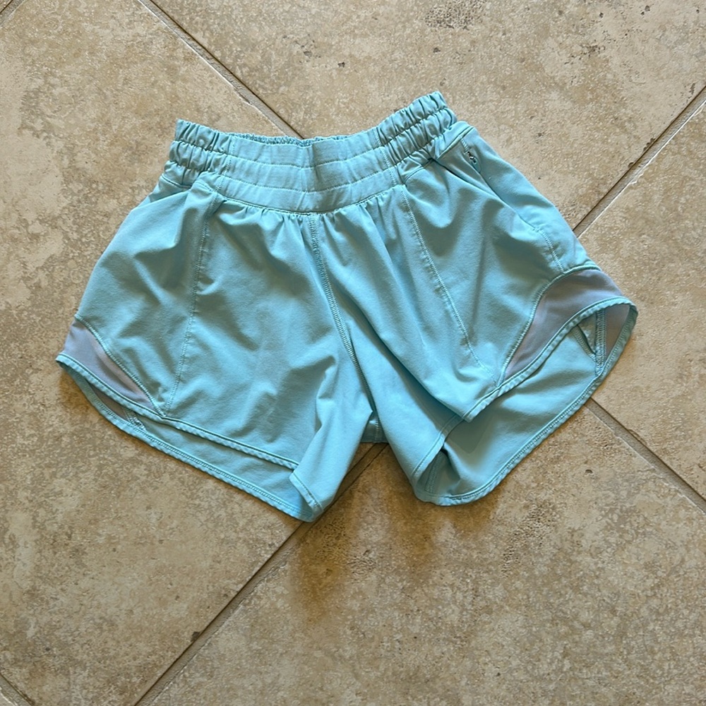 Size 0 light blue hotty hot 4.5”.  Good condition with one pull on back